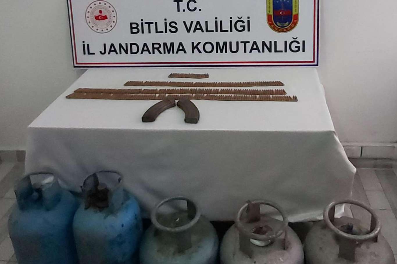Bitlis'te mühimmat ve yaşam malzemesi ele geçirildi Bitlis'te mühimmat ve yaşam malzemesi ele geçirildi